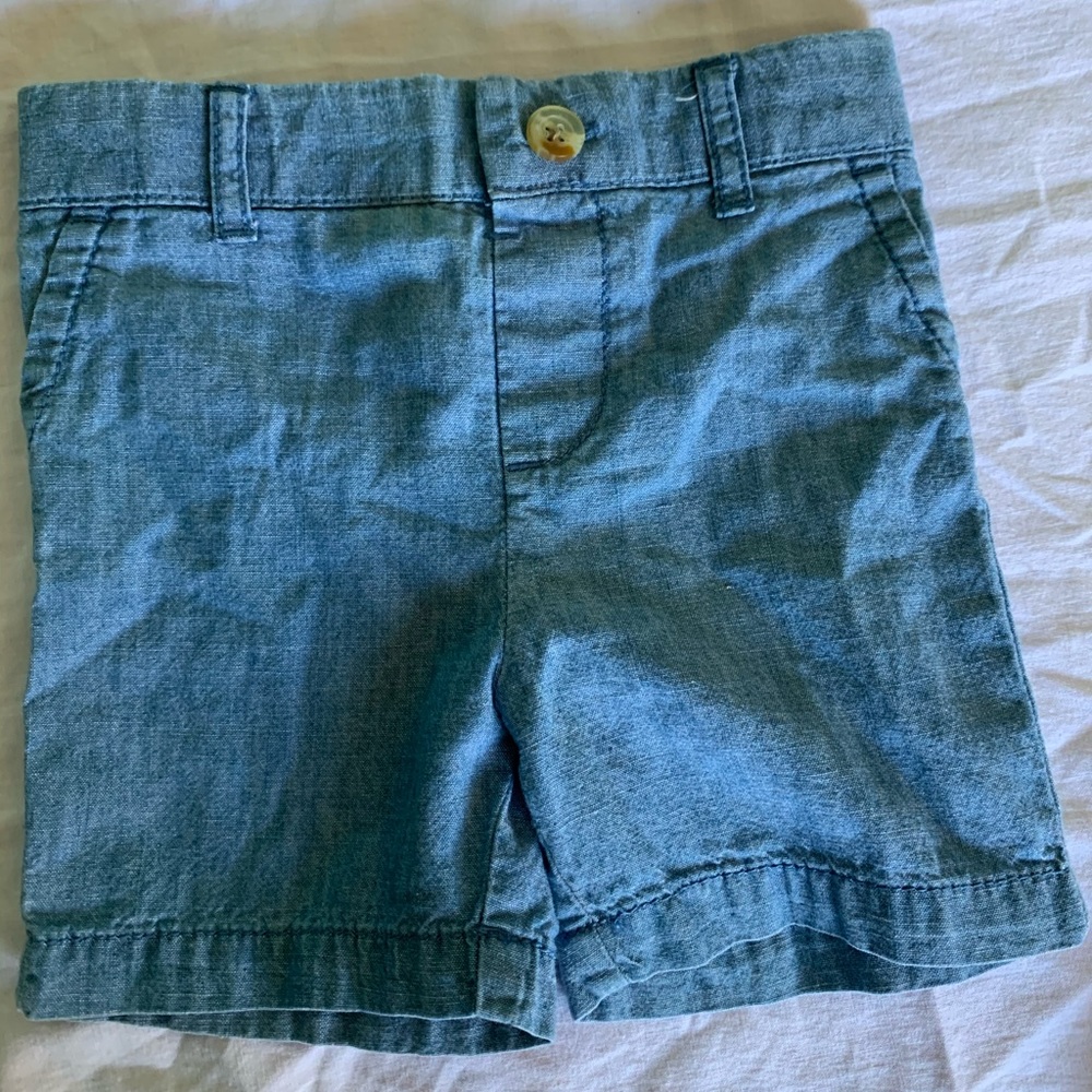 Cute like denim shorts with easy buckle.